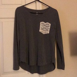 Long sleeve shirt with a white pocket